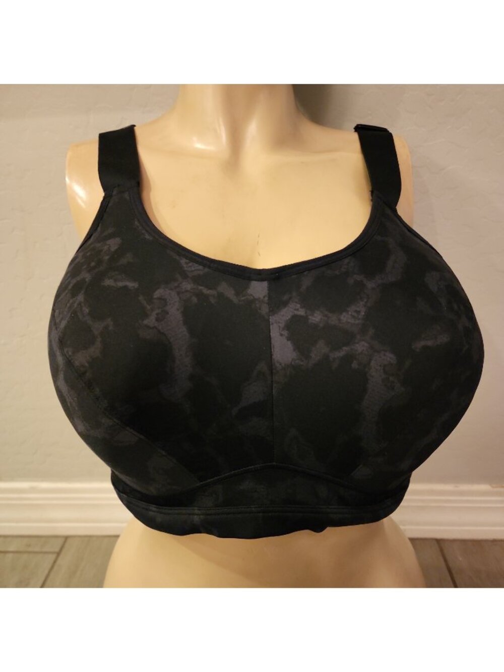 Livi For Lane Bryant Underwire Sports Bra 44DD Black Gray Line